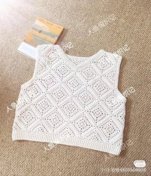 Белый вязаный жилет из мотивов: лёгкость, ручная работа и стиль вне времени