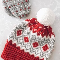 Яркая зимняя шапочка спицами