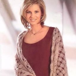 Нежный в меру ажурный палантин