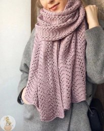 Палантин волнистым ажурным узором спицами