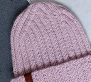 Две шапочки, обе связаны резинкой 2*2, но макушки закрыты разными способами