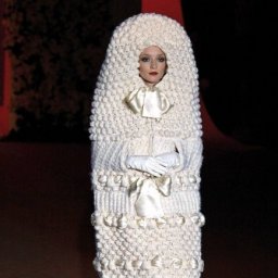 Когда сложности с вывязыванием горловины, плеча...вяжешь просто кокон и все!)))