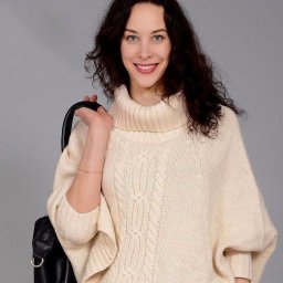 Нежный и теплый свитер с рукавами "летучая мышь", вяжем спицами