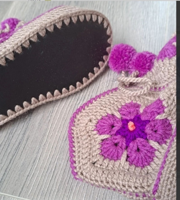 Тапочки из мотивов, связанных крючком Тапочки из мотивов, связанных крючком