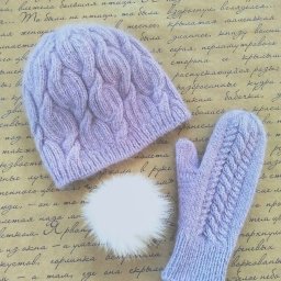 Шапочка с косами из пряжи «пух норки»