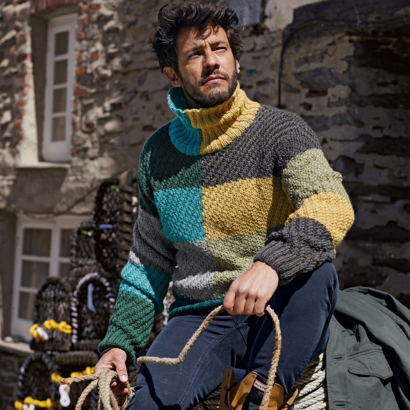 Мужчина в вязаном свитере