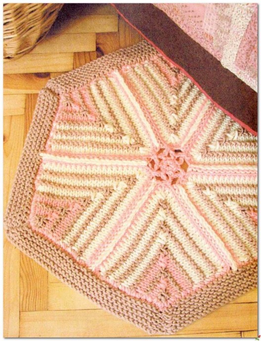 Вязаный коврик из мотивов