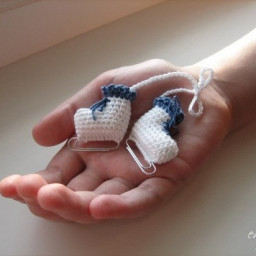 Вяжем декоративные коньки на ёлку