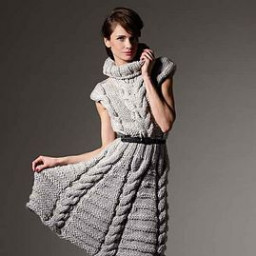 Вязаное платье с косами и высоким воротником