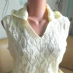 ​Жилет с капюшоном спицами