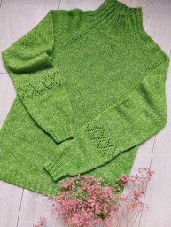 Женский зелёный свитер «Лайм», связанный спицами: яркий акцент в холодный сезон