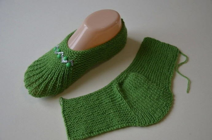 Зеленые следки спицами из пряжи Nako Зеленые следки спицами из пряжи Nako