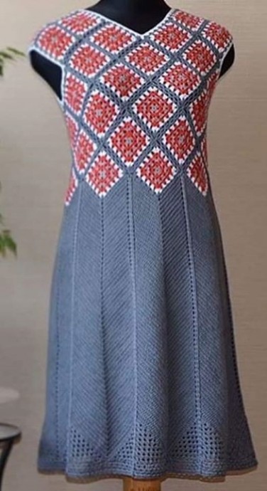 Интересное летнее платье с сочетанием узоров