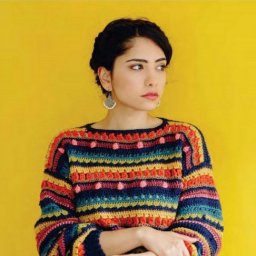 Яркий джемпер, связанный крючком