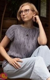 ​Серебристая футболка, связанная спицами