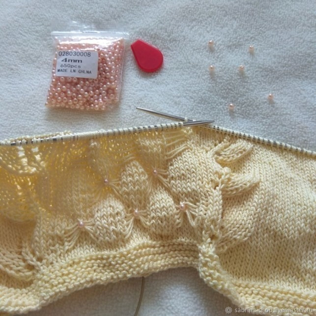 Ввязываем бусины в полотно