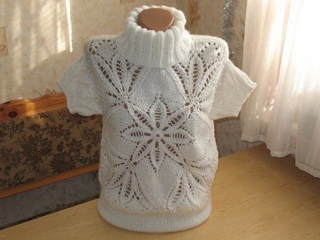 Интересный пуловер с зимним узором