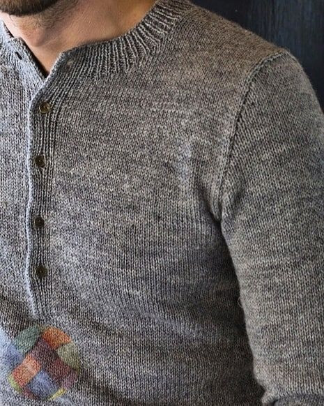 Серый мужской пуловер спицами