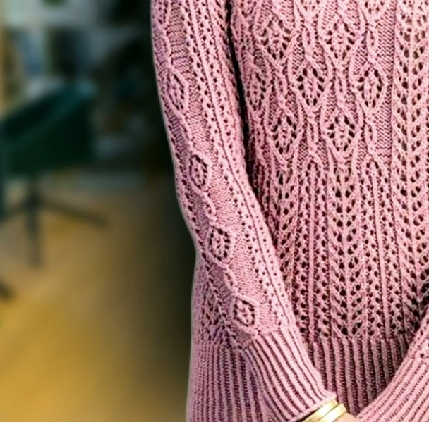 Розовый свитер с рукавами-погон и миксом узоров