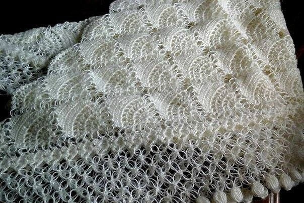 Красивая белая шаль, связанная крючком