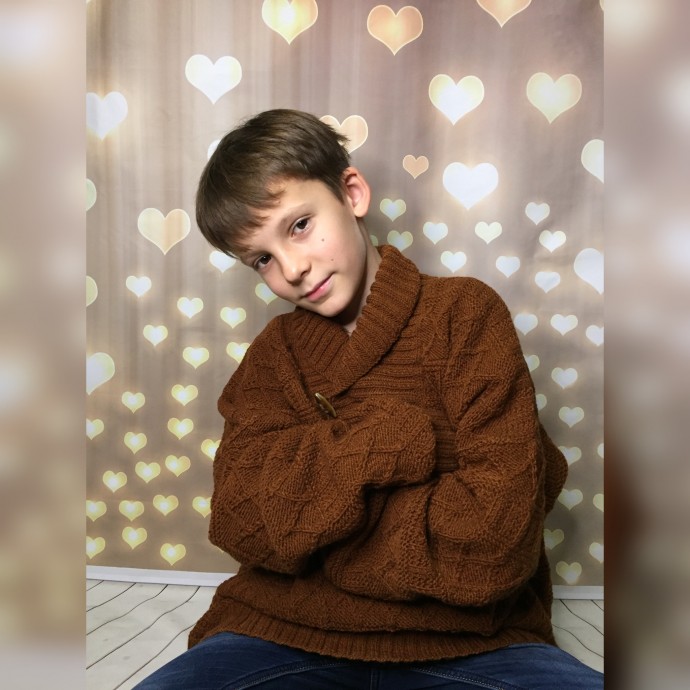 Маленький сын-модель в большом свитере