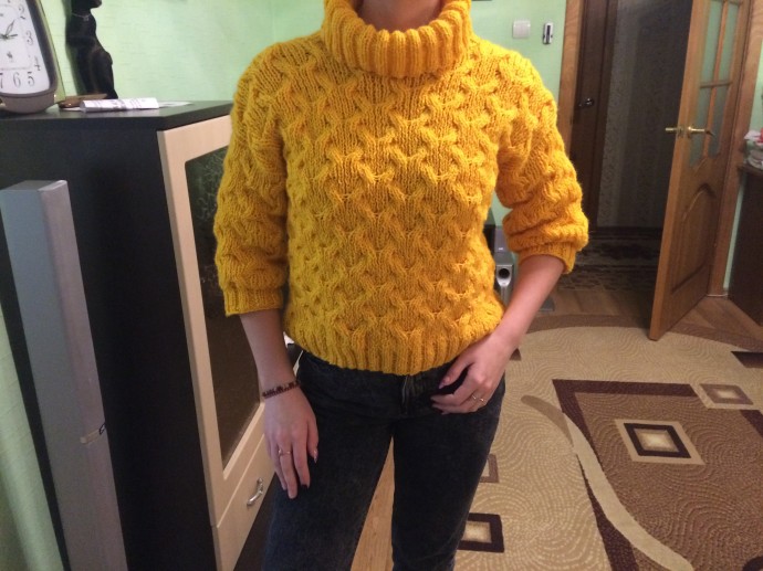 Жёлтый свитер спицами