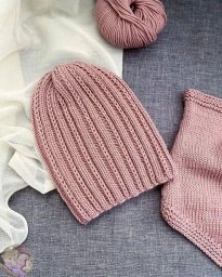 Демисезонная шапка спицами