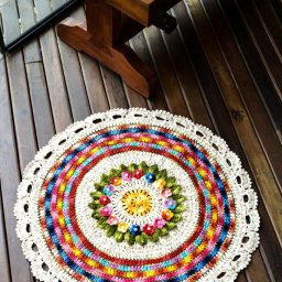 Яркая салфетка крючком