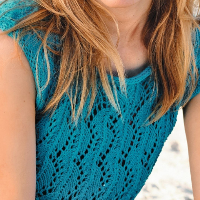 Синяя майка спицами