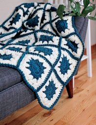 Плед из сине-белых мотивов, связанных крючком