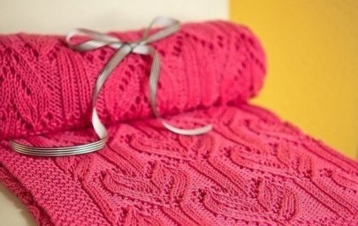 Плед спицами с узором сердечки