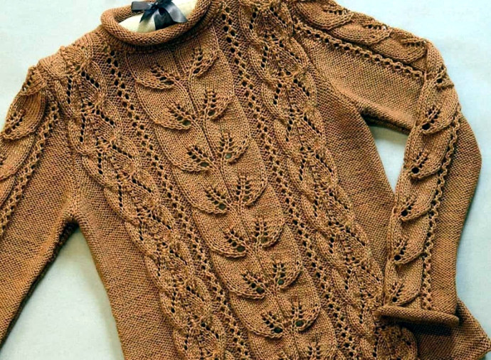 Пуловер с ажурным узором и узором листики спицами