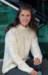 Белый свитер с ажурным узором