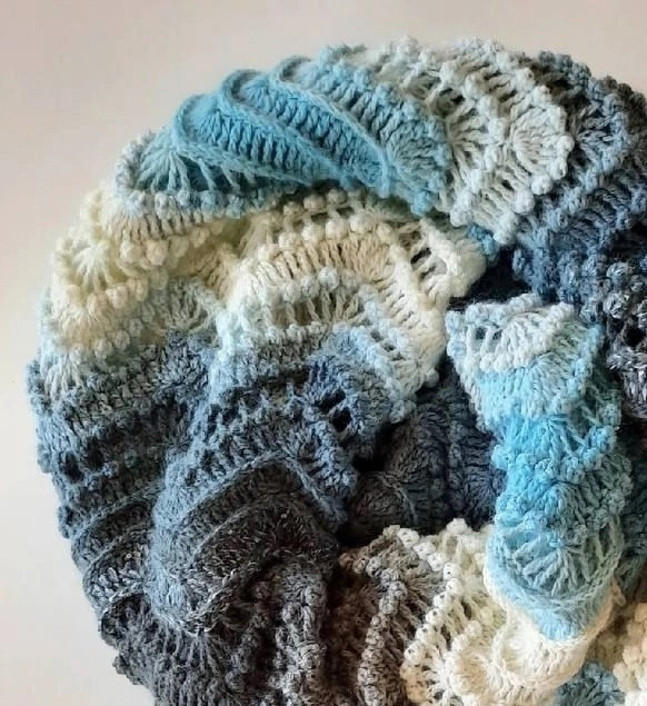 Палантин в голубо-бело-серых тонах &mdash; спокойствие и утончённость в каждой петле