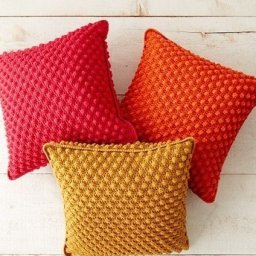 Вязаная подушка с объемным узором