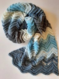 Палантин в голубо-бело-серых тонах — спокойствие и утончённость в каждой петле