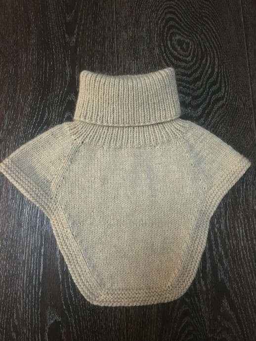 Детская манишка из кашемира, вяжем спицами