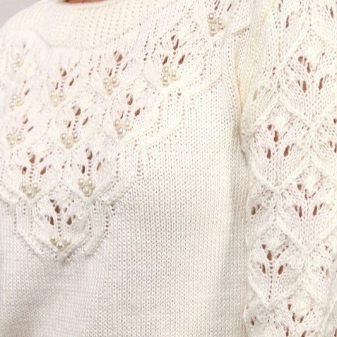 Пуловер с цветочной кокеткой, вяжем спицами