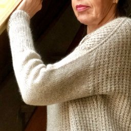 Стильный свитер для модницы