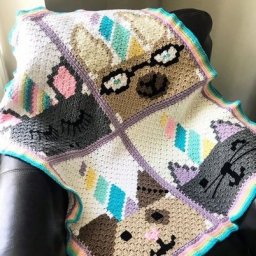 Вязаный плед с яркими рисунками - украшение для детской