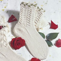 Вяжем милые ажурные носочки