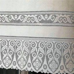 Занавеска, сочетающая в себе текстиль и вязаное полотно