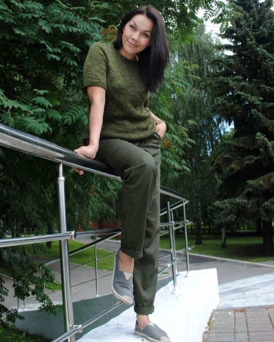 Зеленая футболка спицами