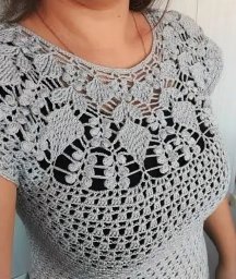 Красивая кокетка крючком с объёмным узором из веточек с шишечками