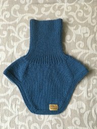 Детская манишка, связанная спицами