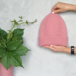 Розовая шапочка из бобинной пряжи