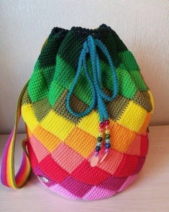 Вяжем красивый разноцветный рюкзак