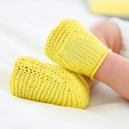 Вяжем очаровательные пинетки спицами