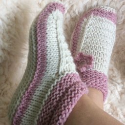 Домашние тапочки-следочки спицами