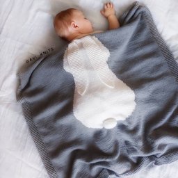 Плед спицами, с изображением милого зайка